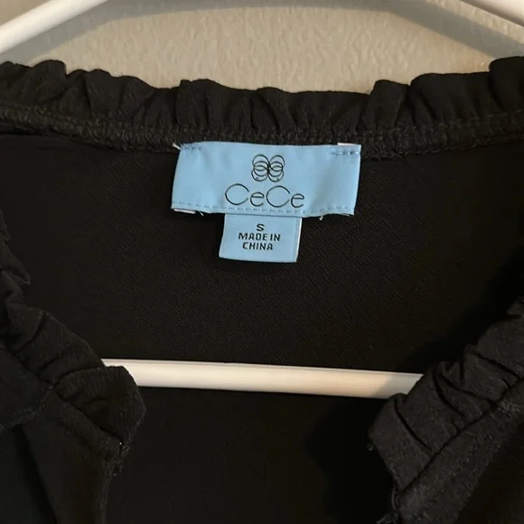 CeCe Women's Short Sleeve V-Neck Mixed Media Top - Picture 5 of 7